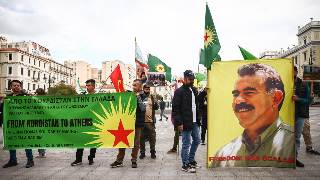 Manifestantes sostienen una pancarta con la imagen de Abdullah Ocalan durante una concentración antirracista en Atenas, Grecia, el 16 de marzo de 2024 - NURPHOTO/ BEATA ZAWRZEL via AFP