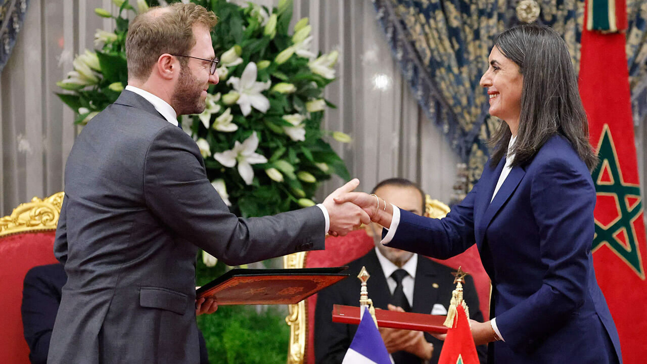 El ministro francés de Economía, Finanzas y Soberanía Industrial y Digital, Antoine Armand (izq.), y la ministra de Economía de Marruecos, Nadia Fettah Alaoui (der.), durante su reunión en el Palacio Real de la capital, Rabat, el 28 de octubre de 2024 - AFP/ LUDOVIC MARIN