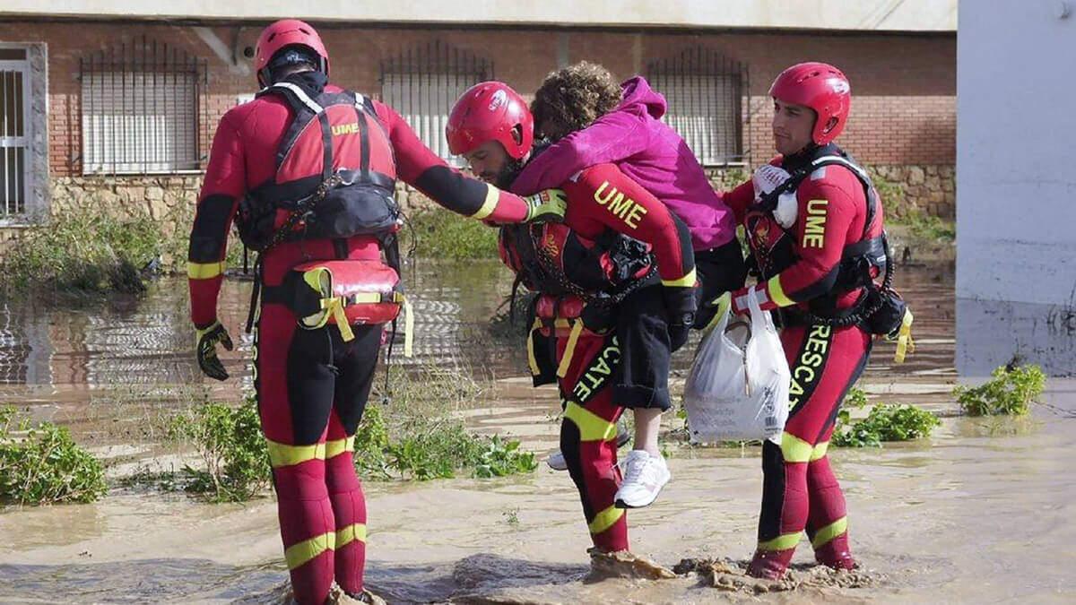 Durante los dos días posteriores a las inundaciones, la ministra Robles acaparó los medios de comunicación para dar a conocer las vidas salvadas por la UME y su trabajo en las zonas asoladas de Valencia - PHOTO/UME