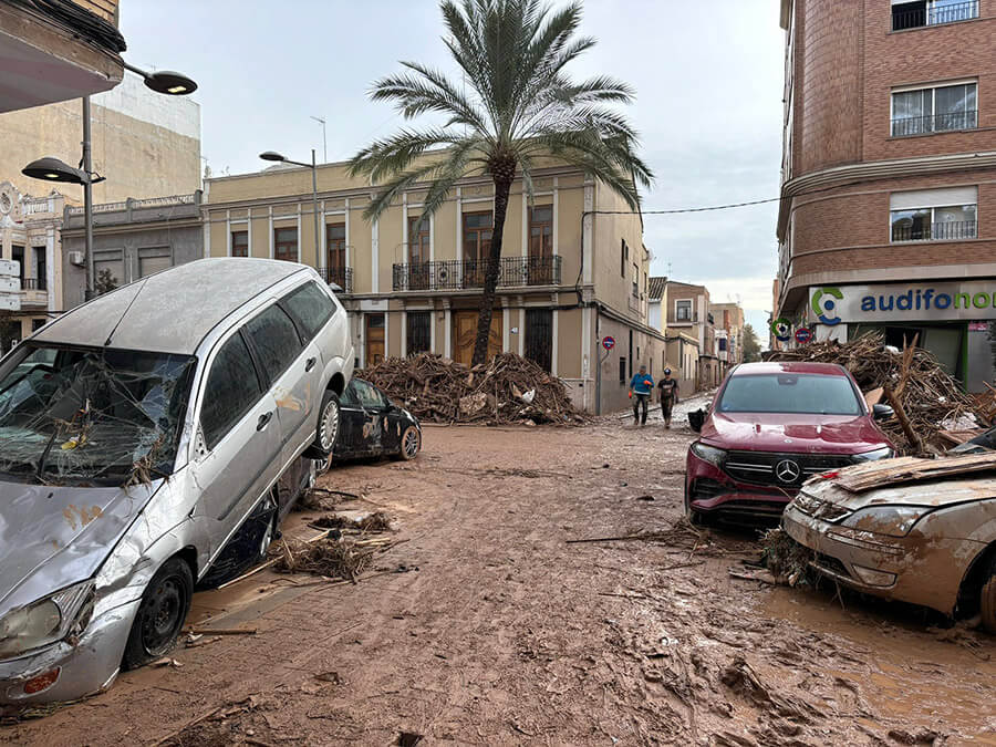 Calles y avenidas de pueblos como el de Catarroja se encuentran en estado deplorable, que requiere la presencia de maquinaria y personal para intentar que la vida vuelva a la normalidad - PHOTO/Teresa Hernández