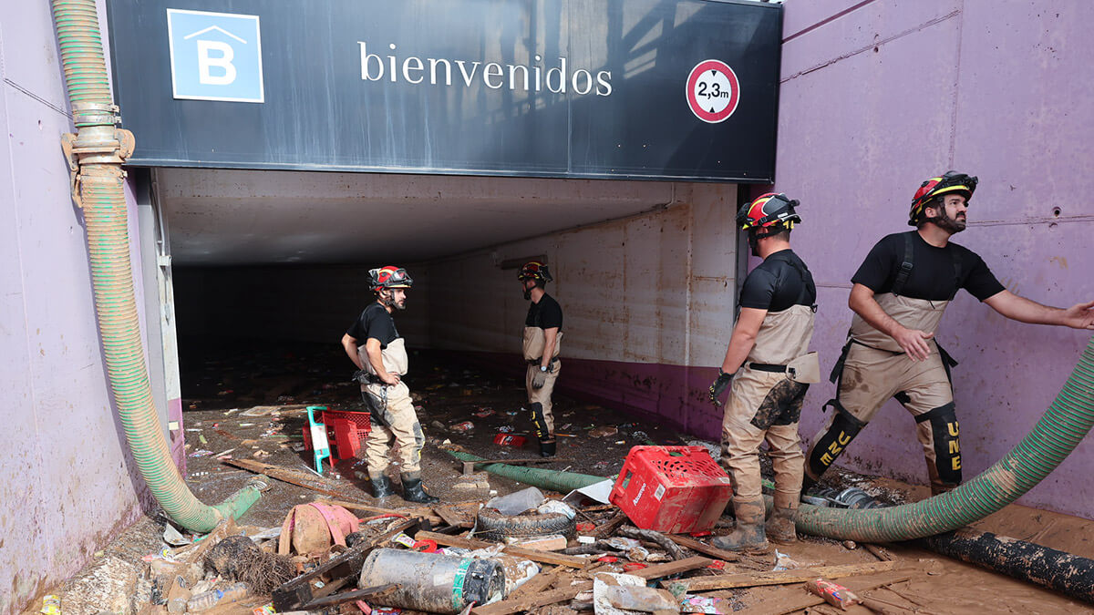 En los aparcamientos subterráneos del centro comercial Bonaire de Aldaia, la UME ya ha comenzado los trabajos para poder extraer las victimas que allí están atrapadas - PHOTO/MDE-Iñaki Gómez-Marco Romero