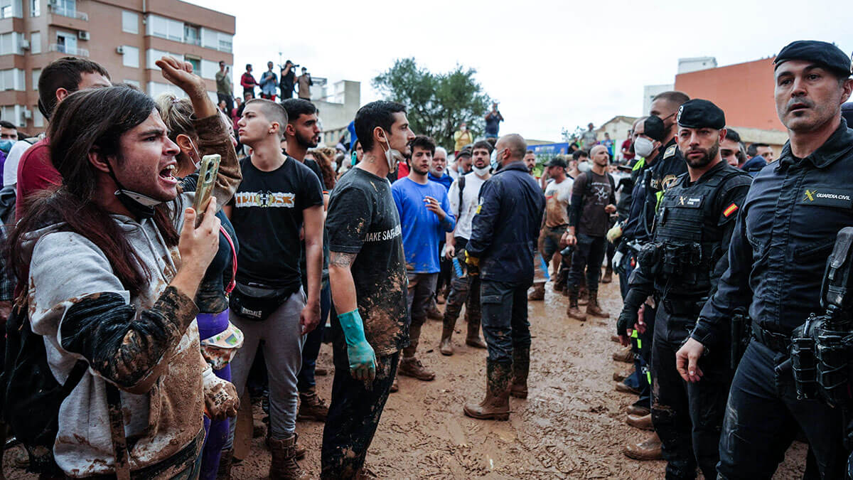 <p>Una delegación encabezada por el rey y el presidente del Gobierno de España fue abucheada hoy cuando visitaba la región de Valencia afectada por las inundaciones - AFP/MANAURE QUINTERO </p>