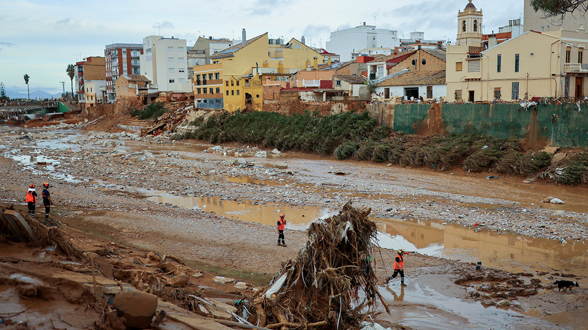 Los equipos de rescate caminan, tras las fuertes lluvias que provocaron inundaciones, en Paiporta, cerca de Valencia, España, el 1 de noviembre de 2024
REUTERS/ NACHO DOCE