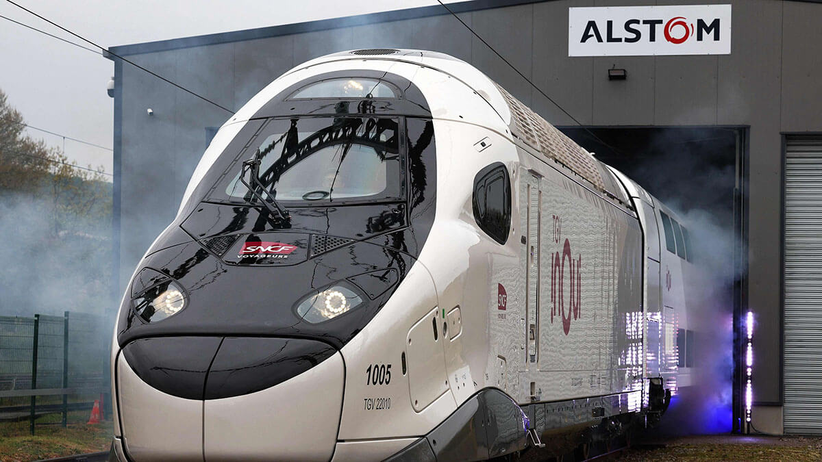 El tren de pasajeros de alta velocidad de próxima generación TGV M (Modular) del operador ferroviario francés SNCF es fotografiado en la planta de Alstom en Belfort, este de Francia, durante la presentación de su diseño de InOui - AFP/FREDERICK FLORIN