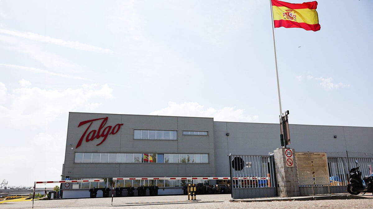 Logotipo del fabricante español de trenes Talgo se muestra en su fábrica de las Rosas, en Madrid - REUTERS/VIOLETA SANTOS MOURA