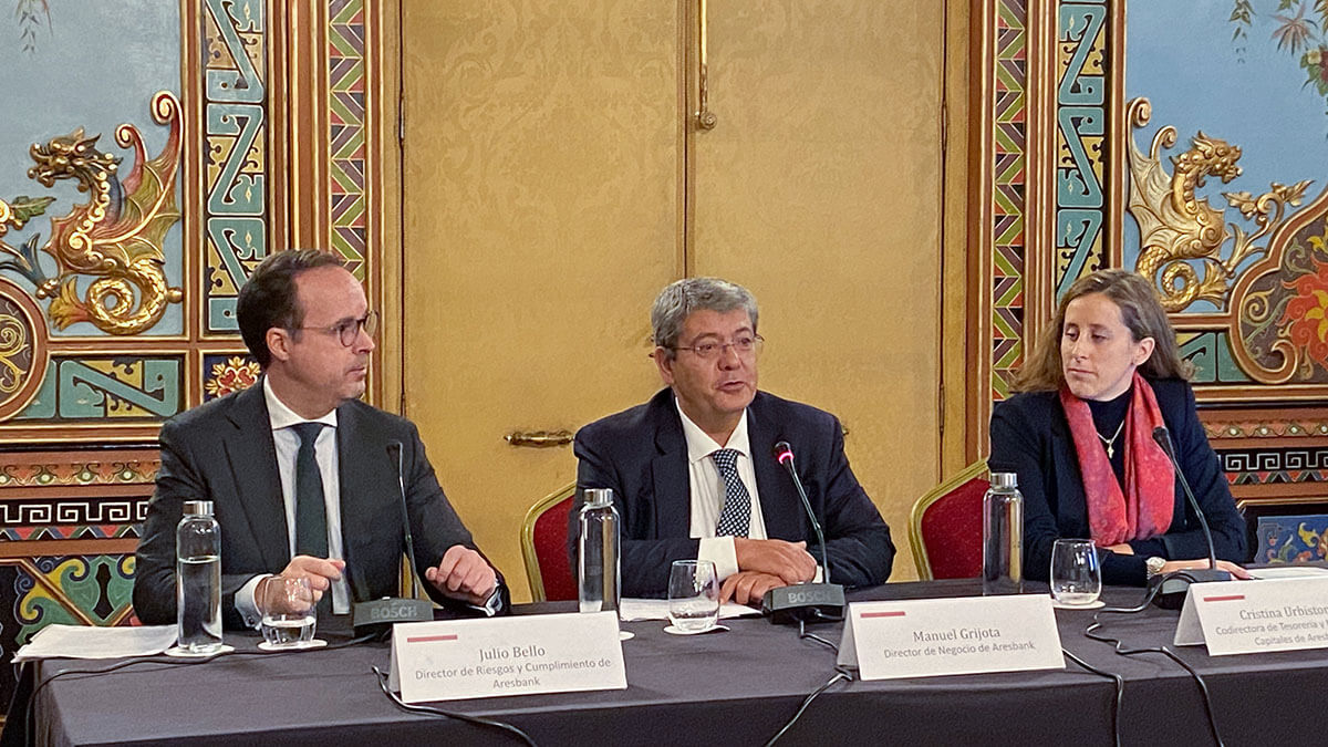 Izqda. a dcha.: Julio Bello, director de Riesgos y Cumplimiento; Manuel Grijota, director de Negocio; y Cristina Urbistondo, codirectora de Tesorería y Mercados de Capitales de Aresbank