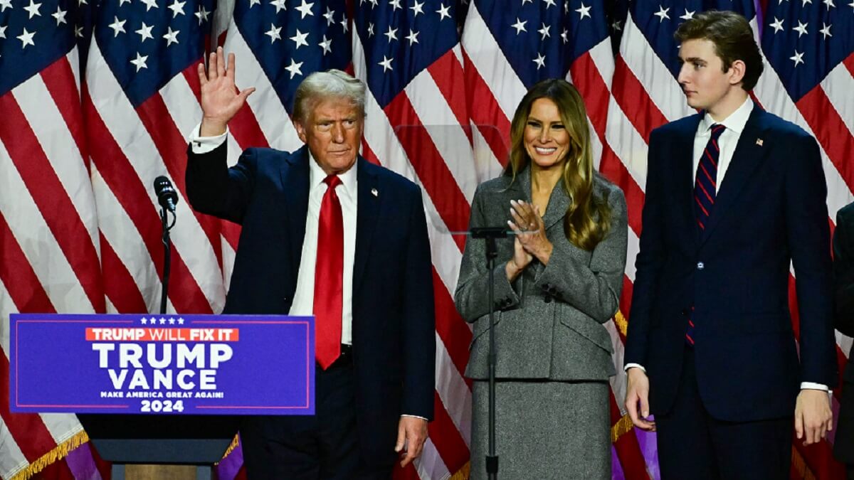 El candidato presidencial republicano Donald Trump, la ex primera dama estadounidense Melania Trump y Barron Trump salen al término de un acto de la noche electoral en el Centro de Convenciones de West Palm Beach, en West Palm Beach, Florida, a primera hora del 6 de noviembre de 2024 – PHOTO/Jim WATSON/AFP