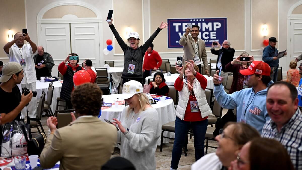 Simpatizantes del expresidente estadounidense y candidato republicano a la presidencia, Donald Trump, reaccionan a los resultados electorales durante una fiesta republicana en el Hotel Ingleside de Pewaukee, Wisconsin, el 6 de noviembre de 2024 – PHOTO/Alex Wroblewski/AFP