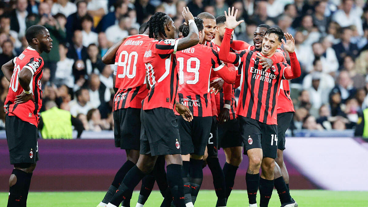 <p>Tijani Reijnders, celebra su tercer gol durante el partido de fútbol de la jornada 4 de la fase de liga de la UEFA Champions League entre el Real Madrid CF y el AC Milan en el estadio Santiago Bernabéu, en Madrid el 5 de noviembre de 2024 - AFP/OSCAR DEL POZO </p>

