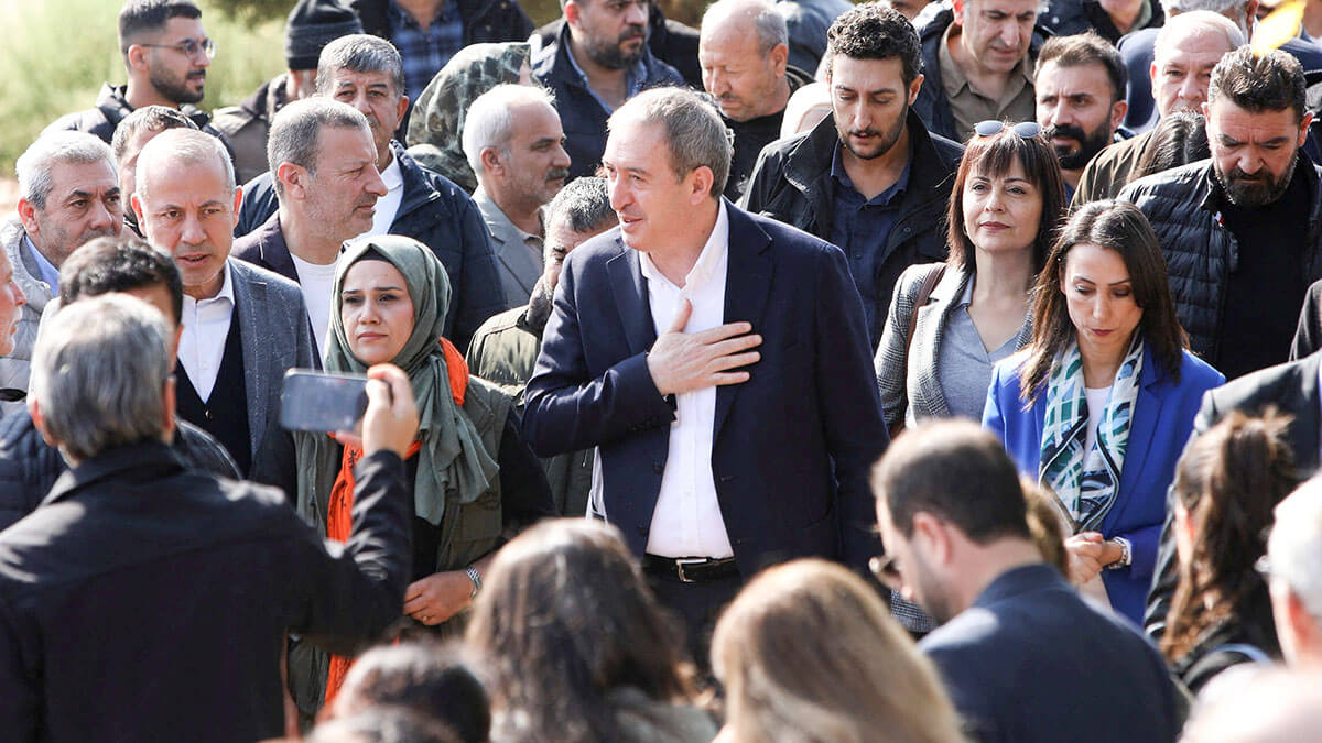 Los copresidentes del Partido de Igualdad y Democracia Popular (Partido DEM), pro kurdo, Tulay Hatimogullari y Tuncer Bakirhan, participan en una manifestación para protestar contra las destituciones de tres alcaldes en las provincias del sureste - REUTERS/ SERTAC KAYAR