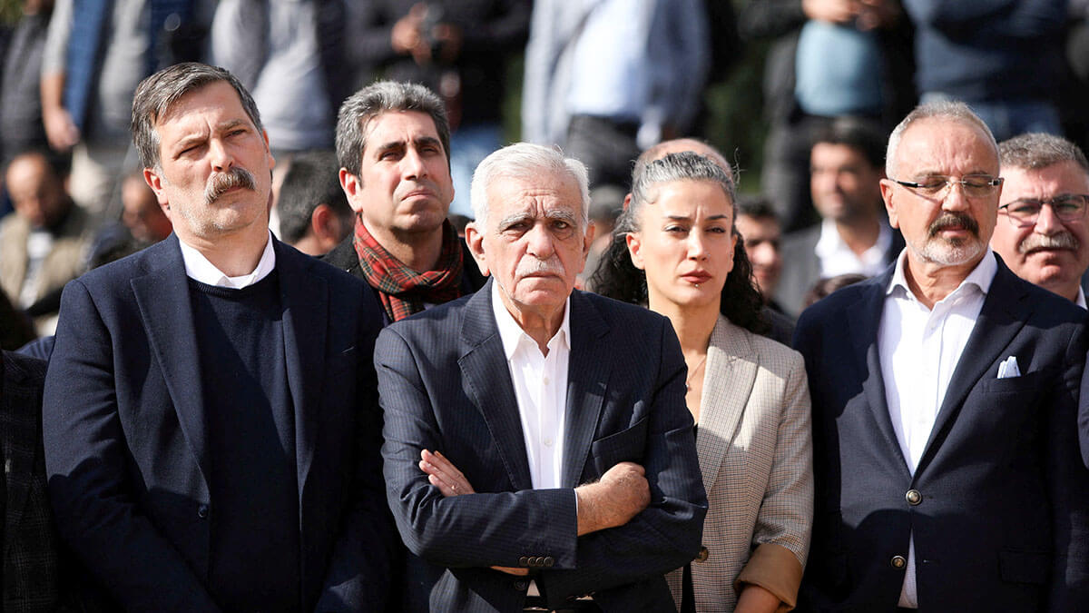 El alcalde derrocado de Mardin, Ahmet Turk, y su homólogo Devrim Demir participan en una manifestación para protestar contra los despidos de tres alcaldes en las provincias del sureste - REUTERS/ SERTAC KAYAR