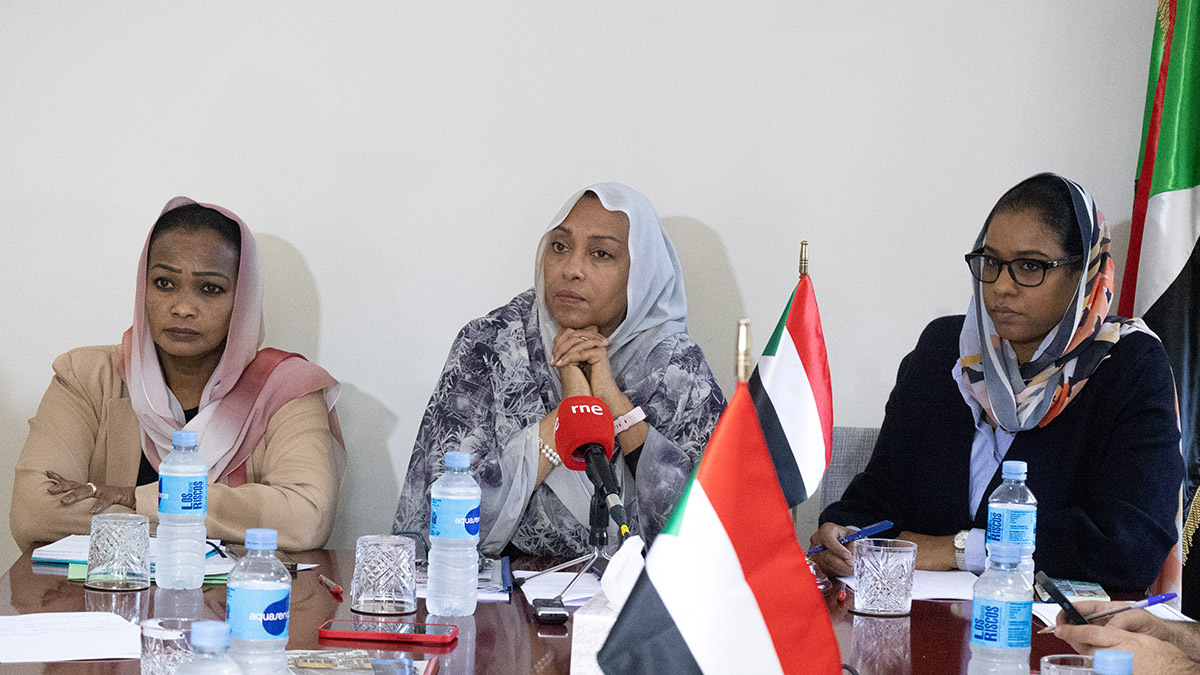 Maha Ayoub, embajadora de Sudán en España (centro), junto a dos miembros de su equipo - PHOTO/ADRIANA ICAZA