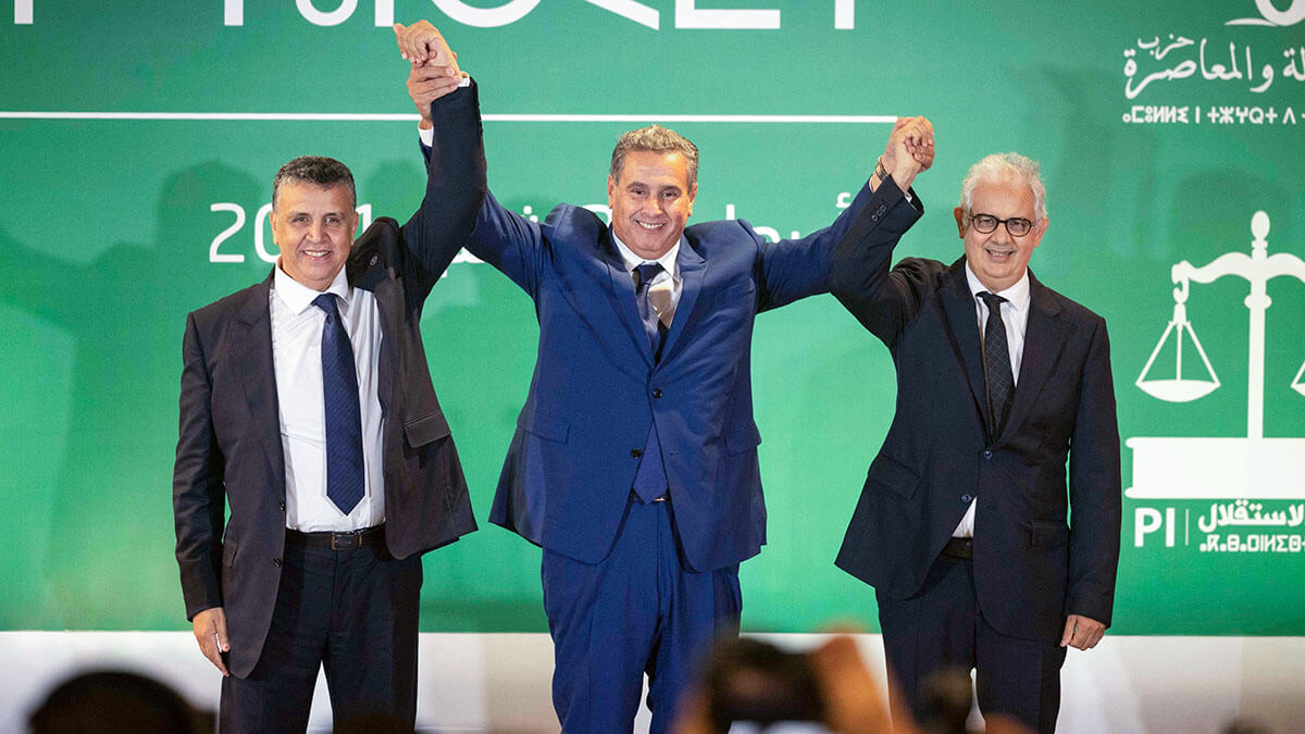 El primer ministro designado de Marruecos, Aziz Akhannouch (centro), Abdellatif Ouahbi (izq.), presidente del Partido Autenticidad y Modernidad (PAM) de Marruecos, y Nizar Baraka (der.), presidente del Partido Istiqlal (der.), después de que Akhannouch anunciara una coalición de RNI, PAM e Istiqlal, el 22 de septiembre de 2021 en Rabat - AFP/ FADEL SENNA