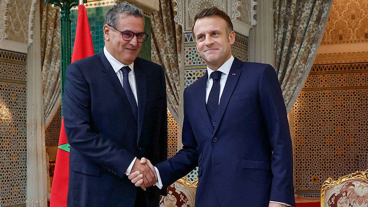 El primer ministro de Marruecos, Aziz Akhannouch, saluda al presidente francés, Emmanuel Macron, antes de su reunión en Rabat el 29 de octubre de 2024 - AFP/LUDOVIC MARIN