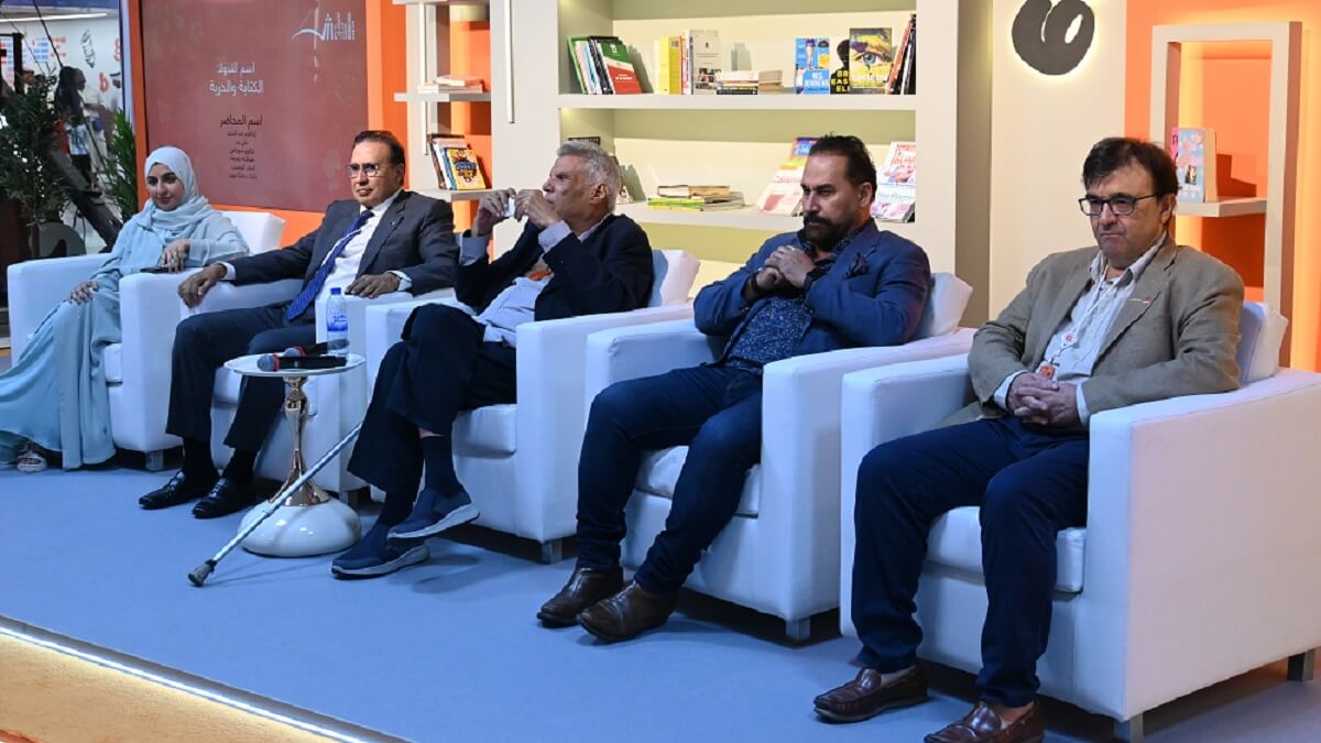 De derecha a izquierda: los escritores Javier Cercas (España), Alí Bader (Irak), Ibrahim Abdel Meguid (Egipto), Abdelilah Benarfa (Marruecos) y la emiratí Eman al-Yousuf - PHOTO/ANTONIA CORTÉS