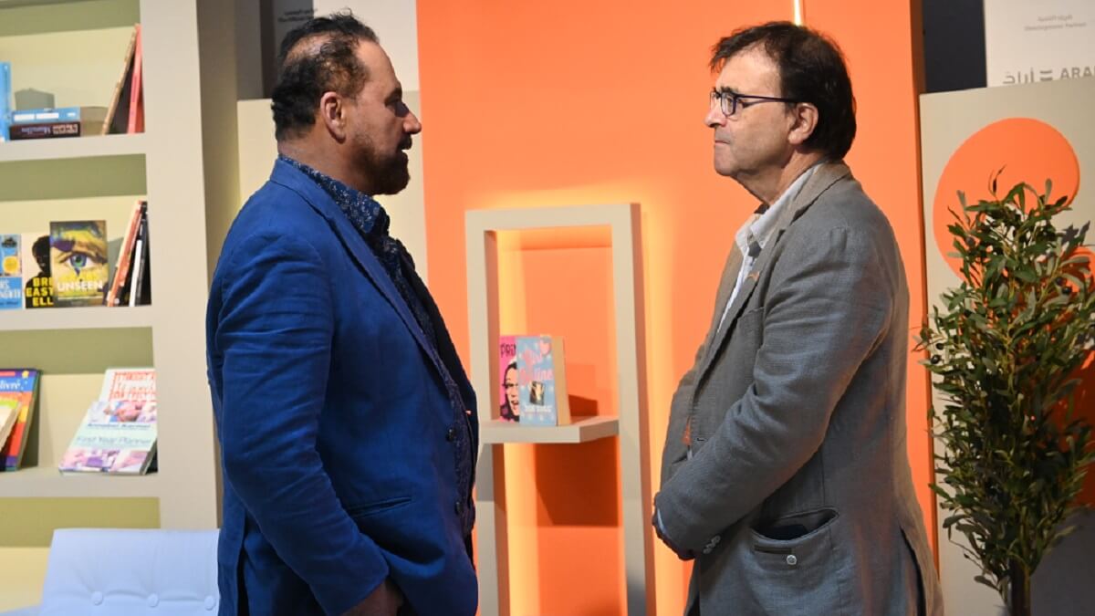 Javier Cercas charla con el escritor iraquí Ali Bader - PHOTO/ANTONIA CORTÉS