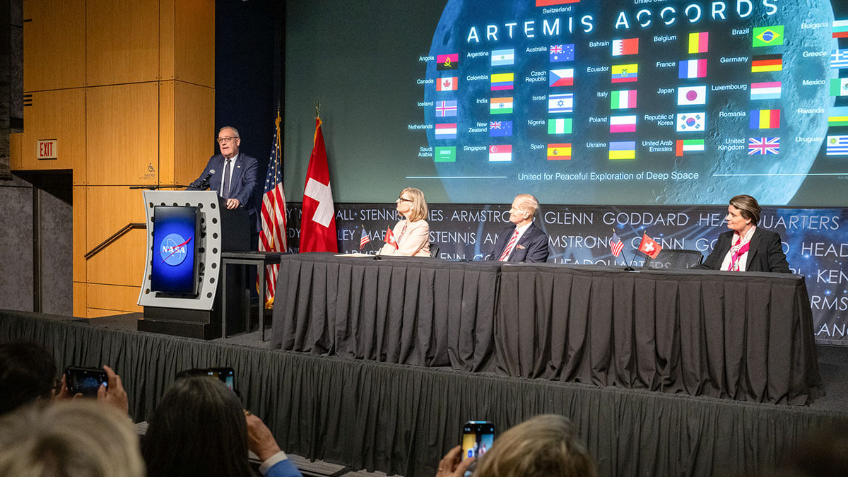 El ministro de Exteriores de Suiza, Guy Parmelin, fue el encargado de plasmar en abril de 2024 la adhesión de su neutral país a las buenas prácticas en la exploración de la Luna - PHOTO/NASA-Keegan Barber
