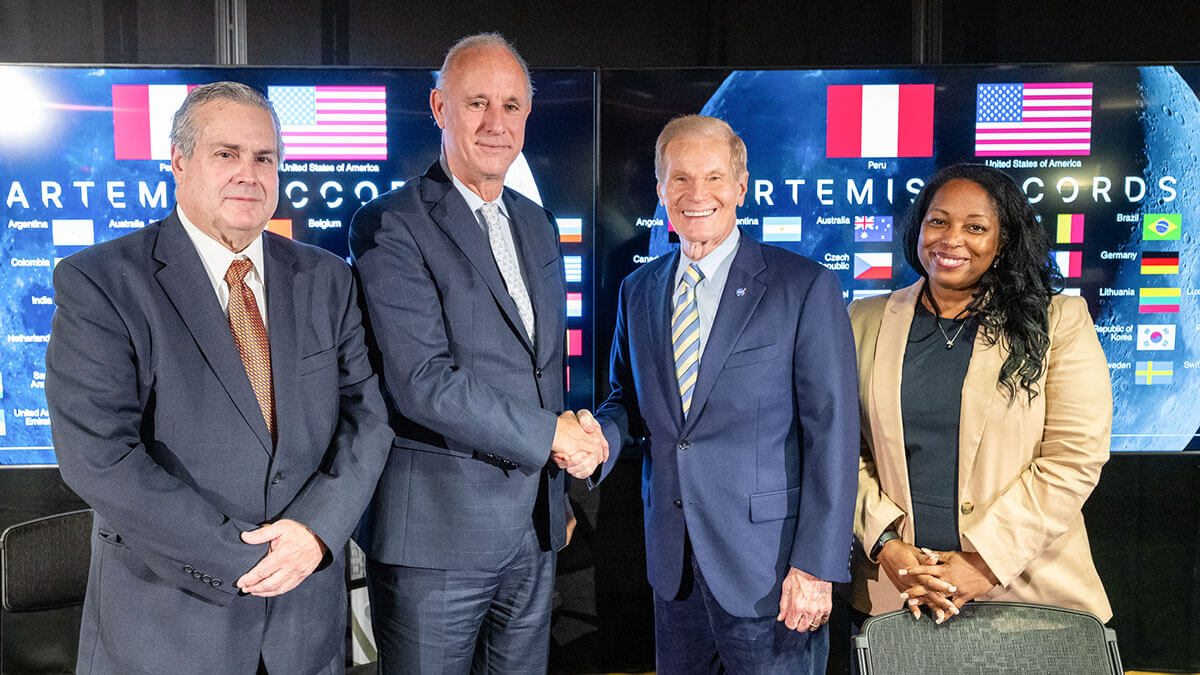 El jefe de la NASA, Bill Nelson, estrecha la mano del ministro de Exteriores de Perú, Javier González-Olaechea, tras la firma en mayo de 2024, en presencia del embajador, Alfredo Herrero y Jennifer Littlejohn, del departamento de Estado - PHOTO/NASA-Keegan Barber -