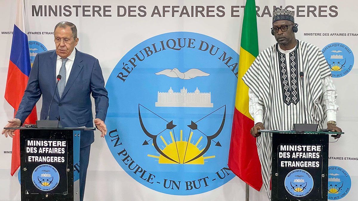El ministro de Asuntos Exteriores de Rusia, Serguéi Lavrov (izquierda), y el ministro de Asuntos Exteriores de Mali, Abdoulaye Diopand, se dirigen a una conferencia de prensa en Bamako, Mali, el martes 7 de febrero de 2023 - AP/ BABA AHMED