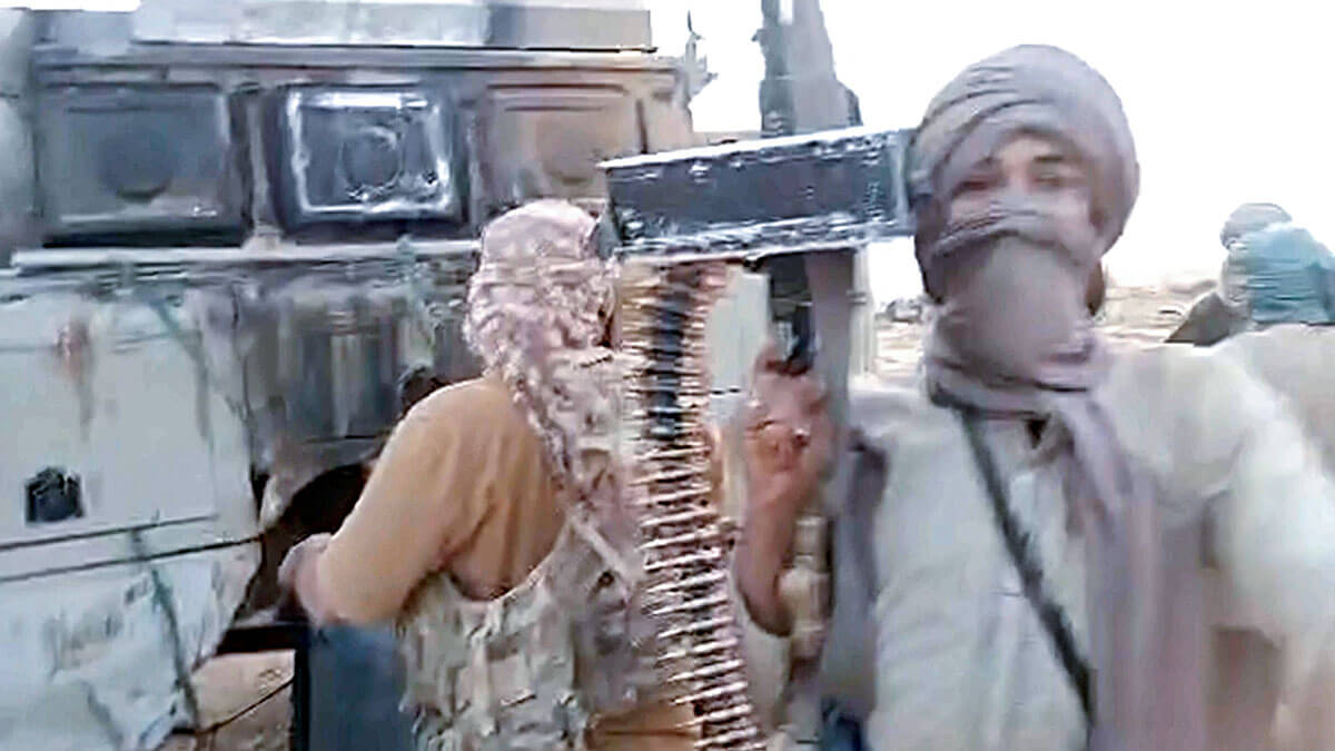 <p>Combatientes de la CMA (alianza rebelde tuareg) inspeccionan un vehículo blindado dañado, que se dice que fue utilizado por mercenarios de Wagner que participaron en enfrentamientos contra rebeldes tuareg en el noreste de Mali, cerca de Tinzaouaten, Mali, en julio de 2024, en esta captura de pantalla extraída de un vídeo distribuido - PHOTO/ Coordinación de Movimientos Azawad vía REUTERS</p>