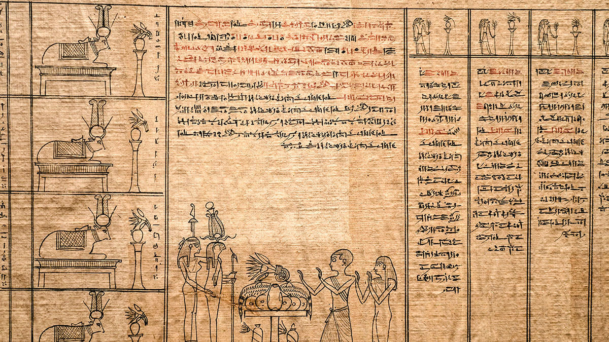 Sección del papiro de 16 metros de largo llamado Papiro Waziri-1 que contiene inscripciones del Libro de los Muertos que datan del año 50 a. C - AP/ AMR NABIL
