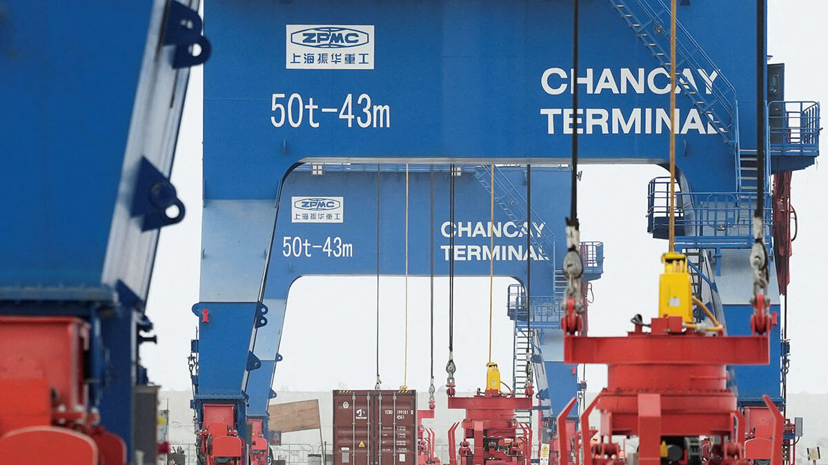 Una grúa mueve un contenedor en el nuevo megapuerto que está construyendo la estatal china Cosco Shipping, el 24 de octubre de 2024 - REUTERS/ ANGELA PONCE