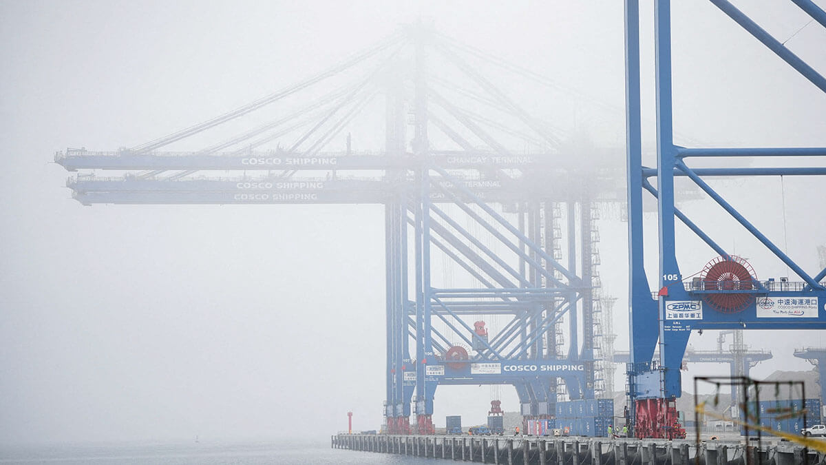 Vista muestra grúas en el nuevo megapuerto que está construyendo la estatal china Cosco Shipping, que promete acortar las rutas marítimas hacia Asia para los productos peruanos y algunos brasileños, en Chancay, Perú, el 24 de octubre de 2024 - REUTERS/ ANGELA PONCE