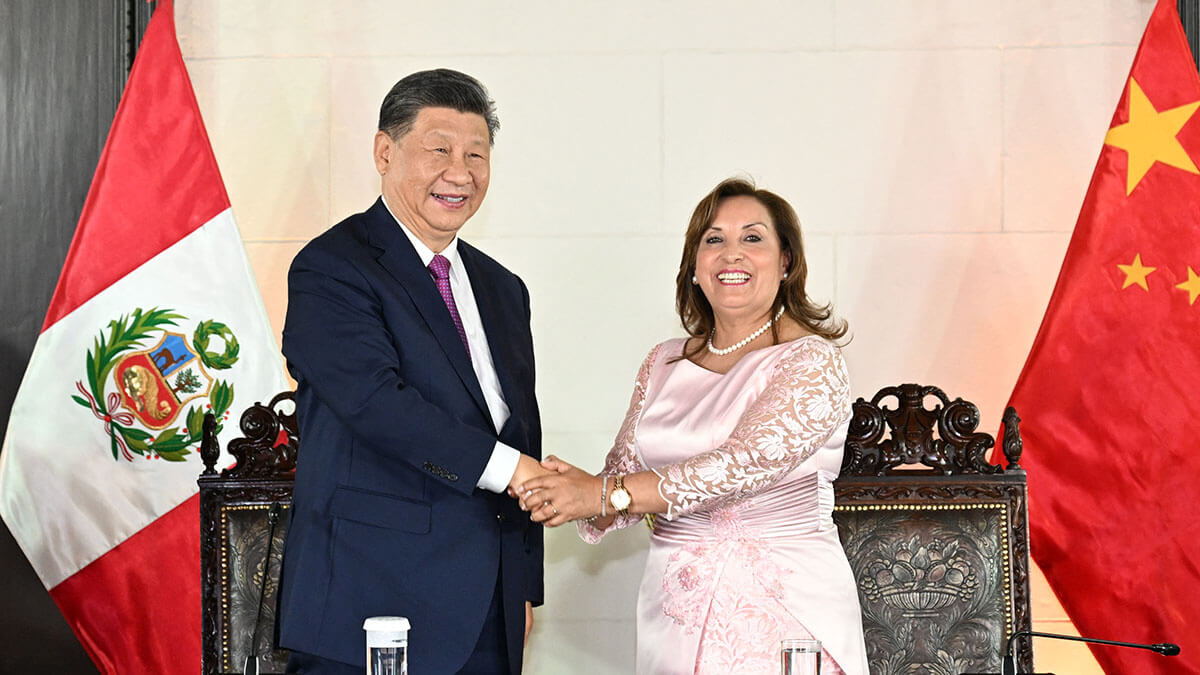 El presidente chino, Xi Jinping, y su homóloga peruana, Dina Boluarte, asisten a la ceremonia de inauguración del Puerto de Chancay a través de videoconferencia en Lima, Perú, el 14 de noviembre de 2024 - XINHUA/ XIE HUANCHI via AFP