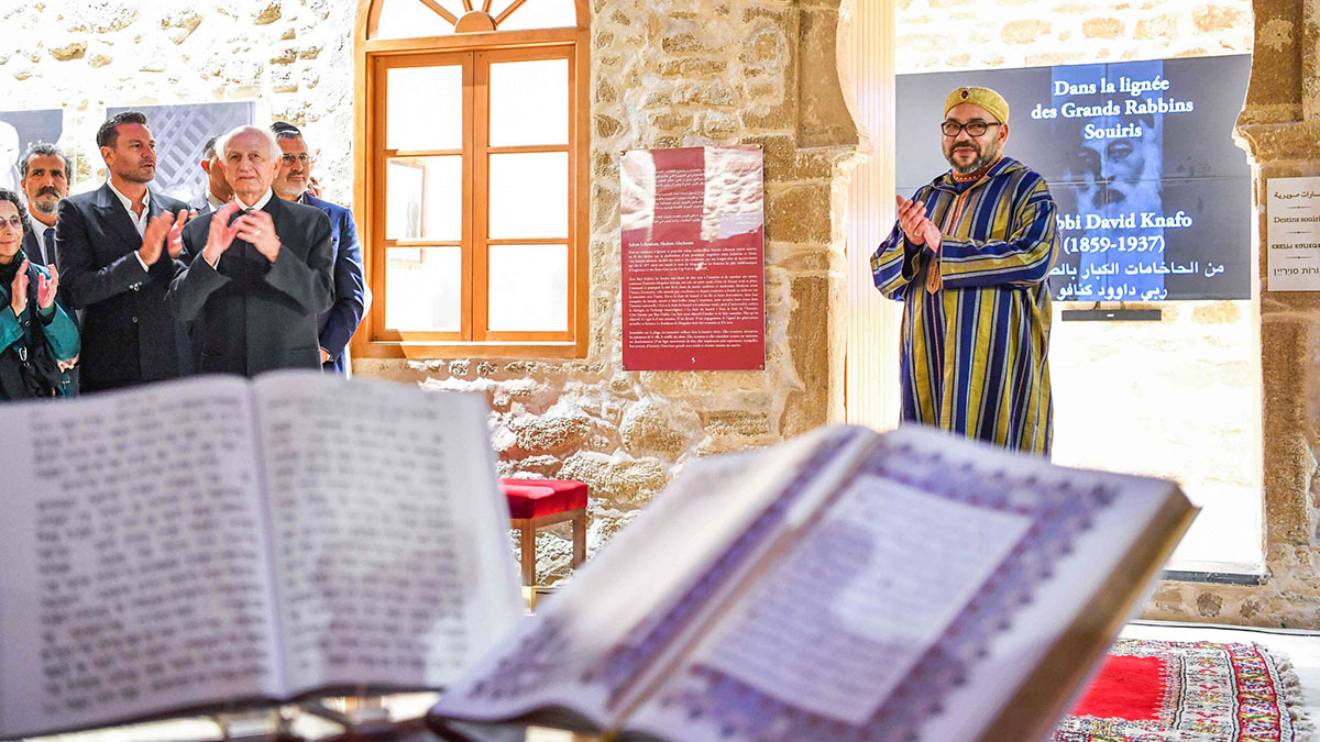 Rey de Marruecos, Mohammed VI (R), durante una visita al museo Bayt Dakira (Casa de la Memoria), en la ciudad costera atlántica de Essaouira. - La historia y la cultura judía en Marruecos ahora serán parte del currículo escolar, una novedad en la región y en el país del norte de África, donde el islam es la religión del estado -AFP/ Palacio Real de Marruecos