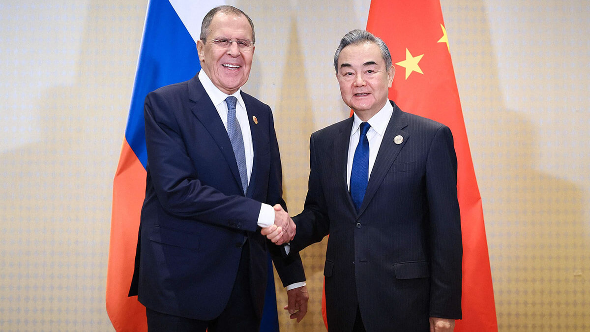 <p>El ministro de Asuntos Exteriores de Rusia, Sergei Lavrov, se reúne con el ministro de Asuntos Exteriores de China, Wang Yi, al margen de la Cumbre del G20 en Río de Janeiro, Brasil - AFP/ Ministerio de Asuntos Exteriores de Rusia </p>