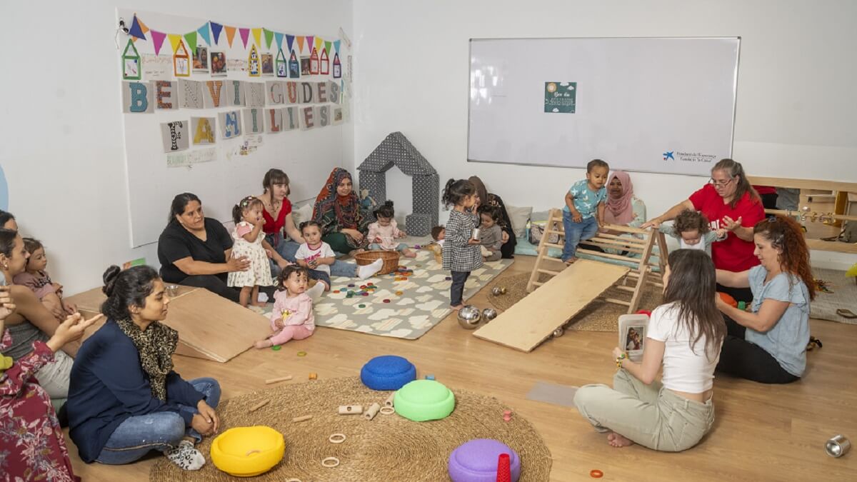 Madres con sus hijos en una habitación del proyecto Espacios Familiares 0-3 - © Adrián Quiroga. Fundación "la Caixa"