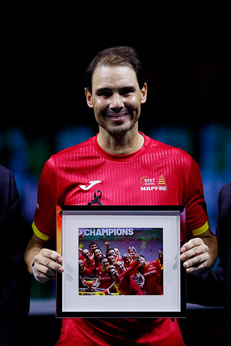 <p>El español Rafael Nadal posa con una imagen durante un homenaje a su carrera después de que Holanda eliminara a España - REUTERS/JUAN MEDINA </p>