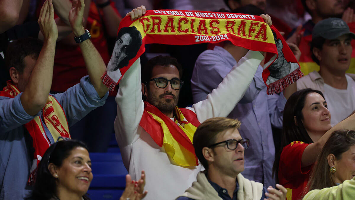 <p>Los aficionados sostienen pancartas y bufandas para el español Rafael Nadal durante un homenaje a su carrera - AFP/THOMAS COEX </p>