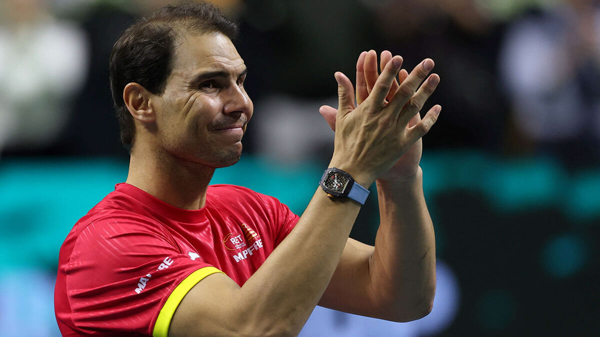 <p>Rafael Nadal aplaude durante un homenaje a su carrera al final del partido de dobles de cuartos de final entre Holanda y España durante las finales de la Copa Davis en el Palacio de Deportes José María Martín Carpena en Málaga - AFP/THOMAS COEX </p>