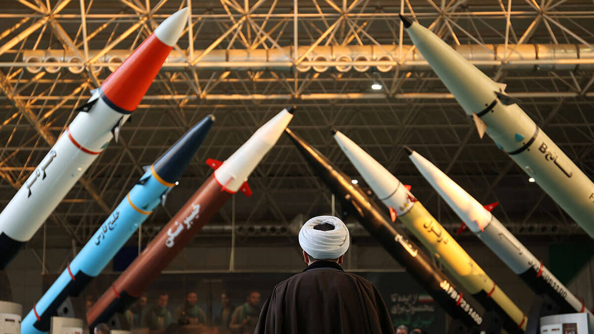 Un clérigo iraní visita el Museo de la Fuerza Aeroespacial del Cuerpo de la Guardia Revolucionaria Islámica (CGRI) en Teherán - WANA MAJID ASGARIPOUR via REUTERS