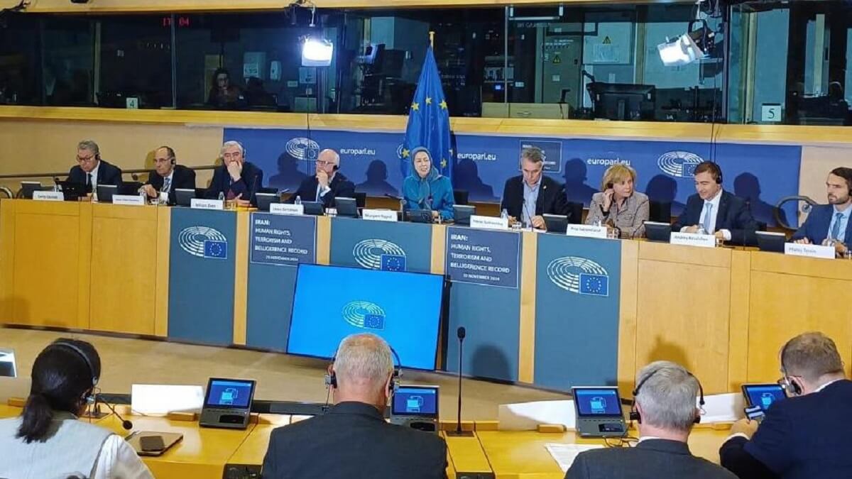 Maryam Rajavi y miembros del Parlamento Europeo - PHOTO/NCRI