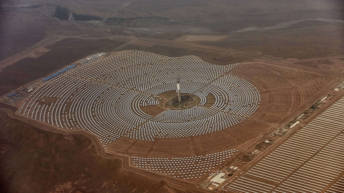 Planta solar Noor 3 de Marruecos, que está casi terminada, en Ouarzazate, en el centro de Marruecos - AP/ ABDELJALIL BOUNHAR