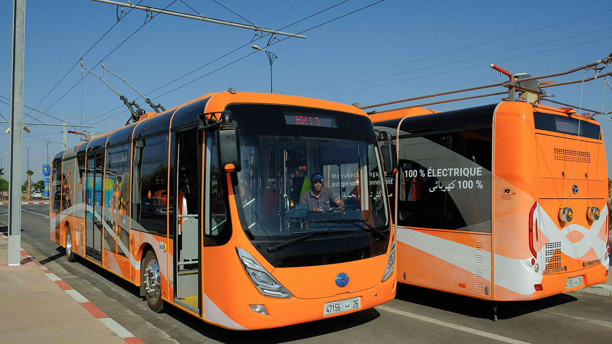 Autobuses eléctricos operados por la compañía española Alsa, circulando en una prueba en la ciudad de Marrakech, al sur de Marruecos - PHOTO/ ARCHIVO