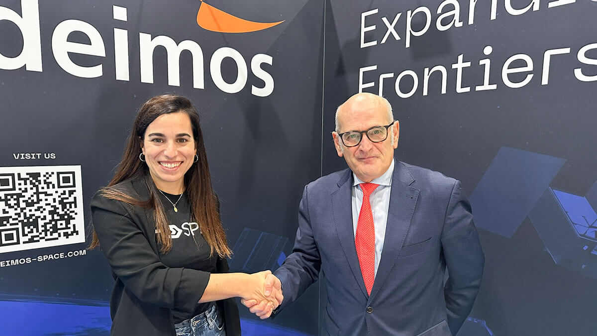 La responsable en PLD del programa Miura 5, María Jesús Alberola, estrecha la mano del director de Desarrollo de Negocio de Deimos, Ignacio Tourne, tras ratificar el acuerdo para desarrollar el GNC del futuro lanzador español - PHOTO/Deimos Space