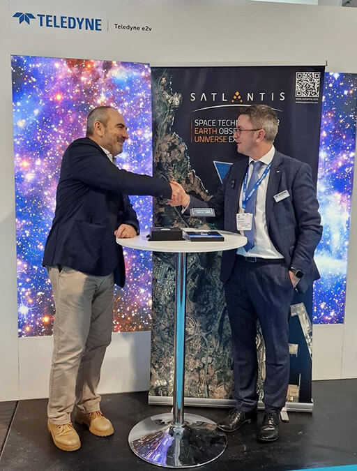 El presidente ejecutivo de Satlantis, Juan Tomás Hernani, y el vicepresidente de Teledyne Space Imaging, Daniel Waller, sellan en Bremen su acuerdo para desarrollar la electrónica principal de un detector de muy alta resolución - PHOTO/Satlantis