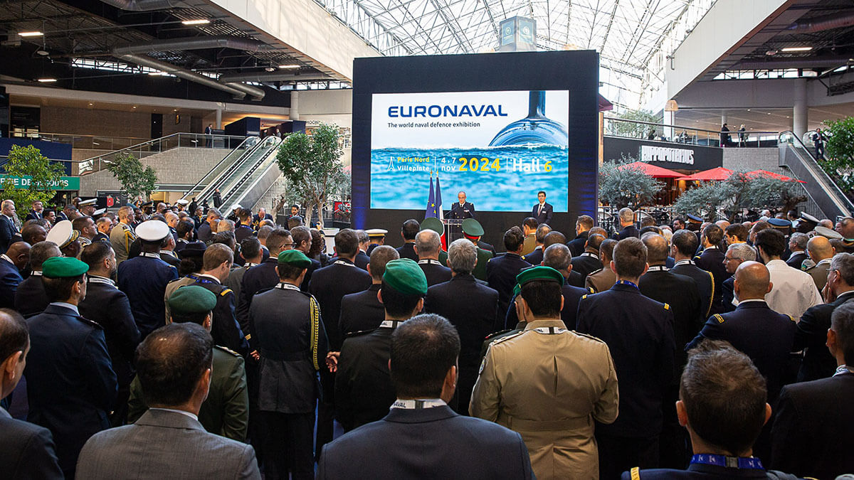 El jefe de Estado Mayor de la Marina Nacional, almirante Nicolás Vaujour, pronuncia el discurso de inauguración de Euronaval 2024. A su derecha, el presidente ejecutivo de Naval Group, Pierre Eric Pommellet - PHOTO/Euronaval