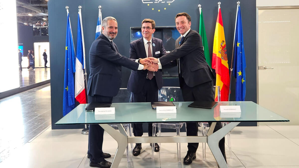 El responsable del astillero italiano Fincantieri, Pierroberto Folgiero, del francés Naval Group, Pierre Eric Pommelet, y del español Navantia, Ricardo Domínguez, escenifican su acuerdo para la corbeta europea - PHOTO/NavalGroup-Fincantieri-Navantia