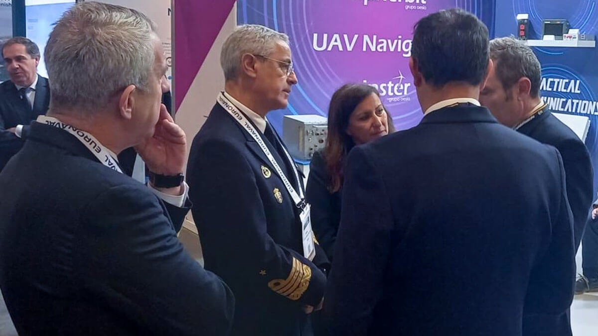 El jefe de Estado Mayor de la Armada española, almirante Antonio Piñeiro, con el director de Ingeniería y Construcciones Navales, vicealmirante Nicolás Lapique, en el stand del Grupo Oesia en su visita al salón Euronaval - PHOTO/Grupo Oesia