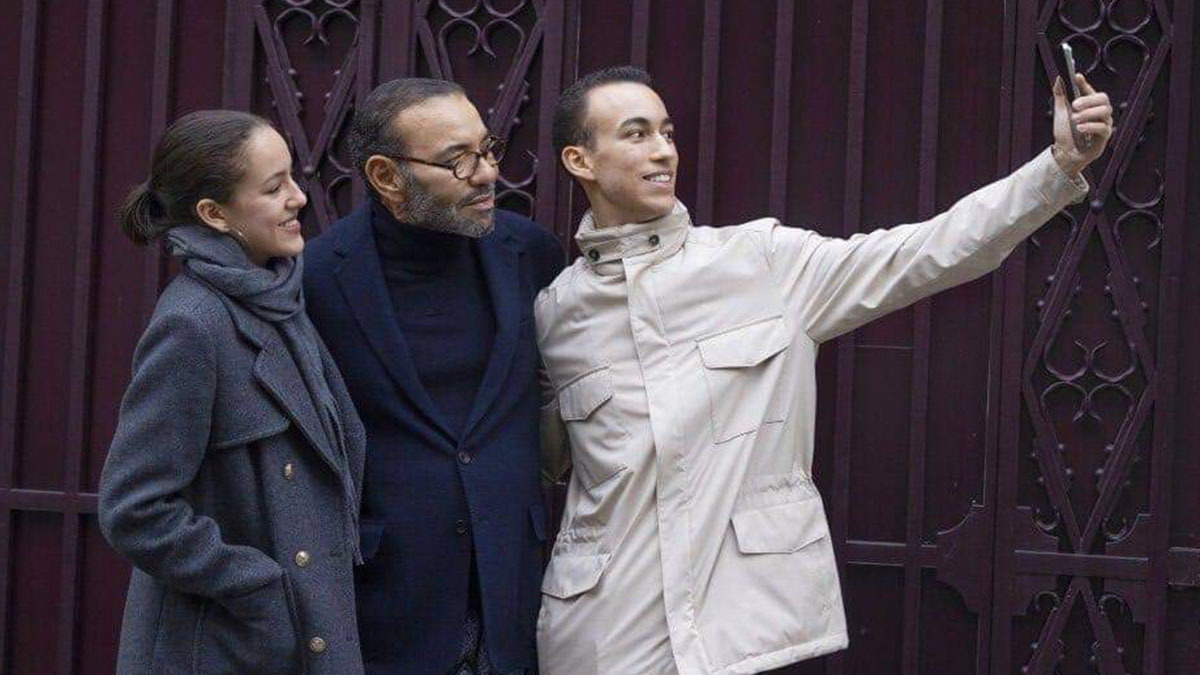 El rey de Marruecos, Mohamed VI, junto a sus hijos, el príncipe heredero Moulay Hassan y la princesa Lalla Khadija - PHOTO/CEDIDA
