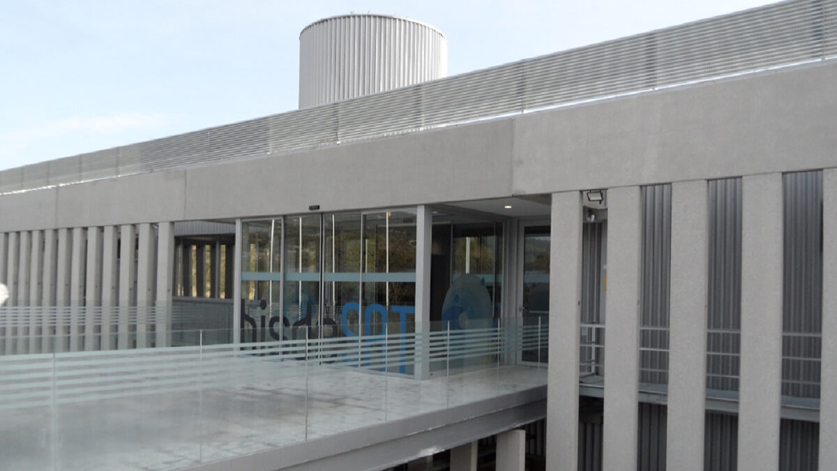 El edificio central tiene una superficie total de 4.400 metros cuadrados, alberga los equipamientos clave para gestionar los dos Spainsat NG y otros más y en su planta inferior reinan requisitos de seguridad muy severos - PHOTO/JPons