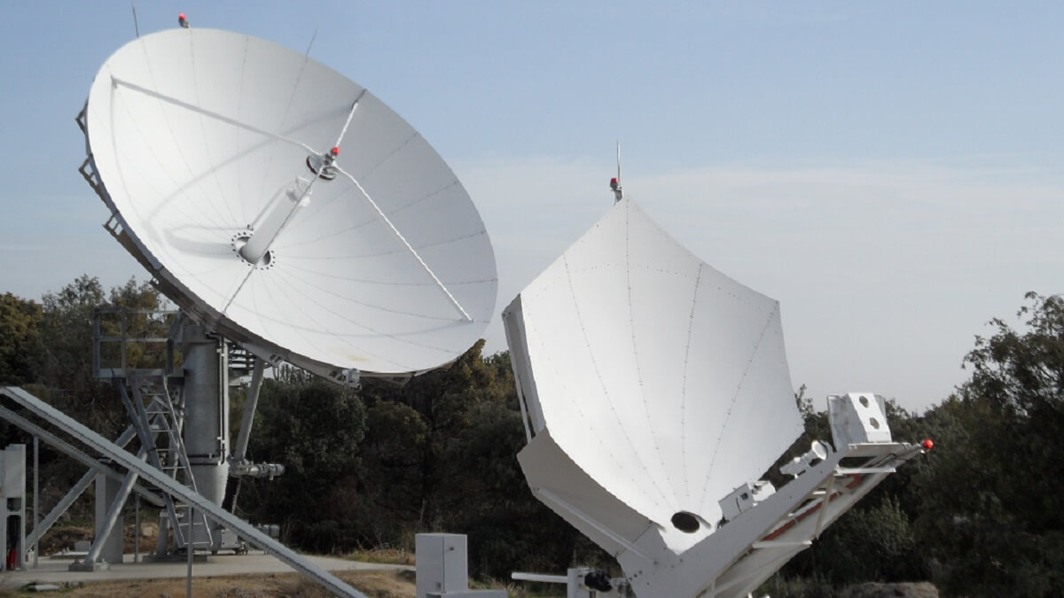 En las inmediaciones del edifico principal se encuentran dos grupos de antenas cuya hacia el Sur es un arco geoestacionario muy grande sin ningún obstáculo natural o artificial que estorbe - PHOTO/JPons
