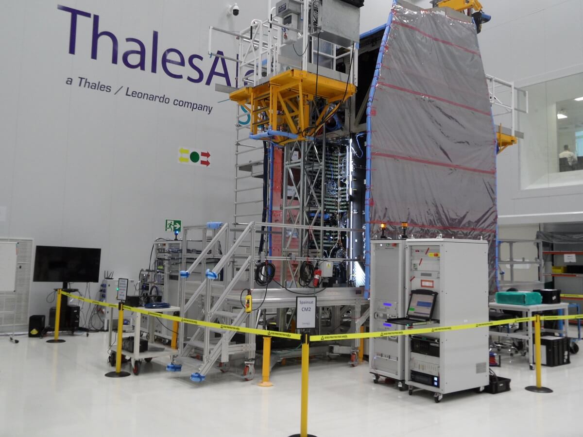 El satélite Spainsat NG-I, en imagen, hace meses que abandonó las instalaciones de Thales Alenia Space España en Madrid y se encuentra en la sede de Airbus en Toulouse a punto de completar su campaña de ensayos - PHOTO/JPons