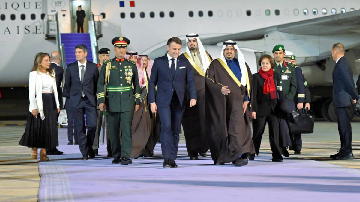 Emmanuel Macron, presidente de Francia, en el Aeropuerto Internacional Rey Khalid de Riad el vicegobernador de la región de Riad, príncipe Mohamed Bin Abdulrahman Bin Abdulaziz; y el ministro de Comercio, Majid Al-Kassabi - PHOTO/@Spa_Eng