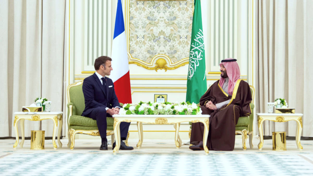 Emmanuel Macron, presidente de Francia, con el príncipe heredero de Arabia Saudí, Mohamed Bin Salman, en el Palacio de Al-Yamamah - PHOTO/@Spa_Eng