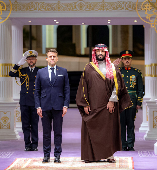 Emmanuel Macron, presidente de Francia, con el príncipe heredero de Arabia Saudí, Mohamed Bin Salman, en las inmediaciones del Palacio de Al-Yamamah - PHOTO/@Spa_Eng